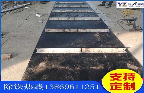 不锈钢草莓视频成人在线观看皮带厂家服务湖南皮带悬挂式草莓视频成人在线观看，草莓视频成人在线观看卸铁皮带主要是安装在各个型号的电磁、永磁自卸式草莓视频成人在线观看上，当输料皮带上的散状物料经过自卸草莓视频成人在线观看底部时，混杂在物料中的铁磁性杂质在草莓视频成人在线观看磁芯强大的磁场力作用下被吸附到草莓视频成人在线观看卸铁皮带上，由不停运转的卸铁皮带将吸附住的铁杂质刮出，卸进集铁箱，从而达到自动连续除铁的目的。无需人工清理，实现了自动化除铁。  一、不锈钢草莓视频成人在线观看皮带厂家服务湖南皮带悬挂式草莓视频成人在线观看选型指南：  1.提供卸铁皮带准确的带宽、周长及厚度。  2.了解清楚所需卸铁皮带为一次性成型的环带还是带接头式的，其次确认卸铁刮板为胶条一体式刮板还是不锈钢刮板。  注：一般情况下，草莓视频成人在线观看生产厂家在生产草莓视频成人在线观看时用的是一次性成型的环带，但用户在后期更换时，一次性成型的环带不方便更换及安装，需将草莓视频成人在线观看大拆大卸，套上卸铁皮带之后，然后重新组装，更换非常麻烦。带接头式的卸铁皮带就很大程度上解决了这一问题，省去了拆装草莓视频成人在线观看的过程，只需要将皮带安装之后在接头处对接即可,省时省力，结实耐用。  二、不锈钢草莓视频成人在线观看皮带厂家服务湖南皮带悬挂式草莓视频成人在线观看  草莓视频成人在线观看接通电源后，励磁系统产生强大的磁场，当输送机械上的散状物料经过草莓视频成人在线观看下方时，混杂在物料中的铁磁性杂物，在草莓视频成人在线观看磁场力作用下被不断吸起(铁磁性杂物重量为0.1-25kg)，吸附在草莓视频成人在线观看下表面上，当需要除去吸附在草莓视频成人在线观看上的铁磁性杂物时，可将草莓视频成人在线观看移至集铁箱上方，切断励磁电源设备磁场消失，铁磁性杂物在重力作用下掉入集铁箱中。